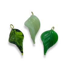 Load image into Gallery viewer, Wired lampwork glass large leaf beads pendants 12pc green mix brass 24mm
